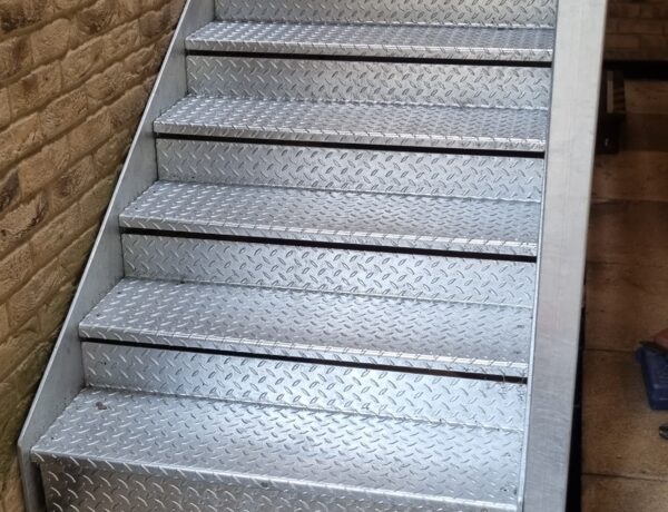 Steel tread plate staircase treads