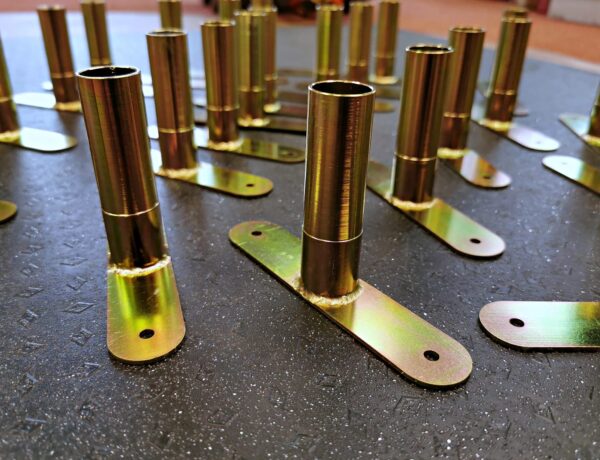 Batch of zinc-passivated steel posts with base plates
