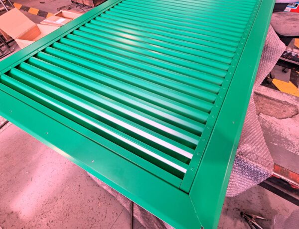 Green powder-coated aluminium louvre panel
